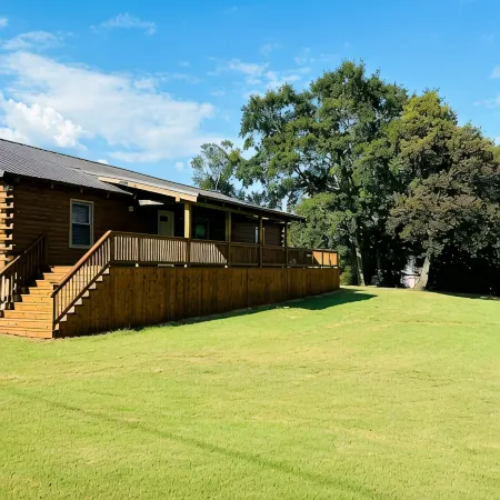 Spacious Log Cabin at Lake Guntersville