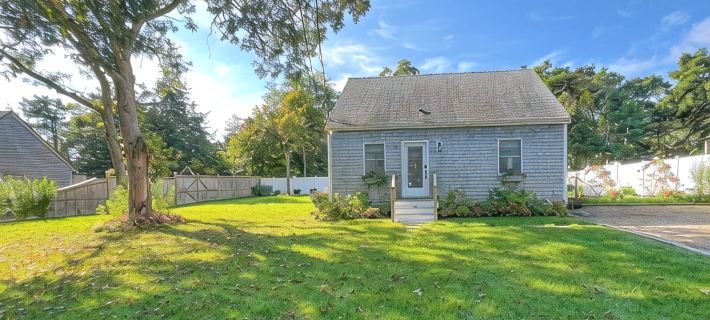 COZY 3 BR/2 BA CAPE COD IN QUIET NEIGHBORHOOD. CLOSE TO OB CENTER AND LAGOON. Hotels in Oak Bluffs