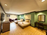 Tagaytay Country Hotel - Infinity Pools