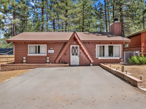 2191-Pine Cone Cottage Home
