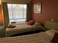 Parkway Motel Отели в г. Крествуд