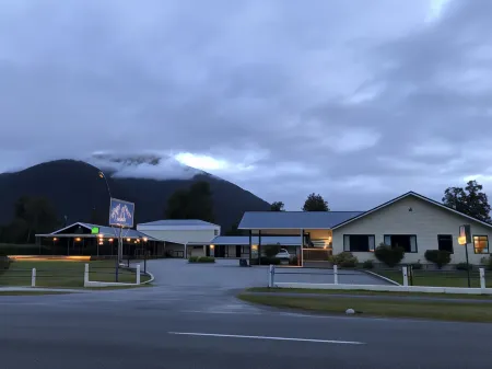 High Peaks Hotel Отели рядом с достопримечательностью «Озеро Мэтсон»