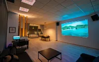 Cinema Zeus Studios - by Avelink فنادق في سباتا لوتسا