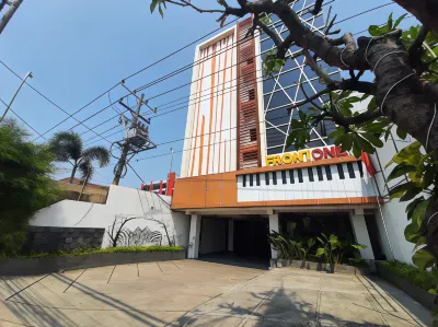 Front One Inn Semarang Hotel dekat Semawis Waterpark