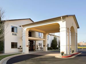 Rodeway Inn & Suites