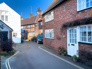 Talbot Lane Cottage Horsham by My Getaways