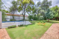 Chic Midtown Studio-1 Bed-Solar-Pool-Fibre-Samrand Hotel in zona Blue Valley Golf and Country Estate