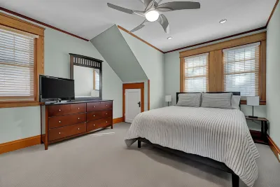 Oakley Square 3Br Charmer - Total Walkability 3 Bedroom Home by RedAwning Hotels near Legacies Upscale Resale (benefiting Cancer Support Community)