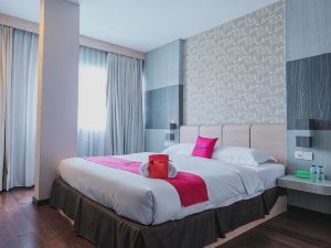 RedDoorz Plus Near Pantai Coastarina 2 Batam