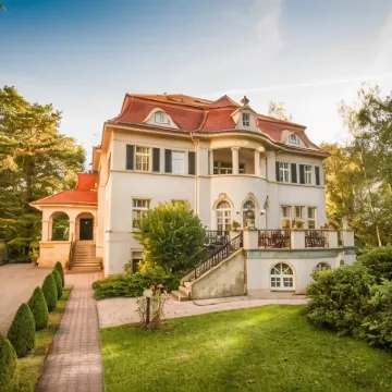 Aparthotel Villa Freisleben Hotels near Blue Wonder Bridge