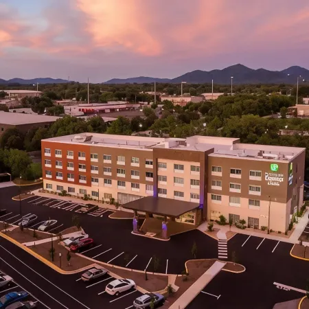 Holiday Inn Express & Suites ROANOKE – CIVIC CENTER by IHG