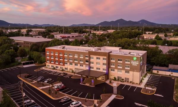 Holiday Inn Express & Suites Roanoke – Civic Center by IHG