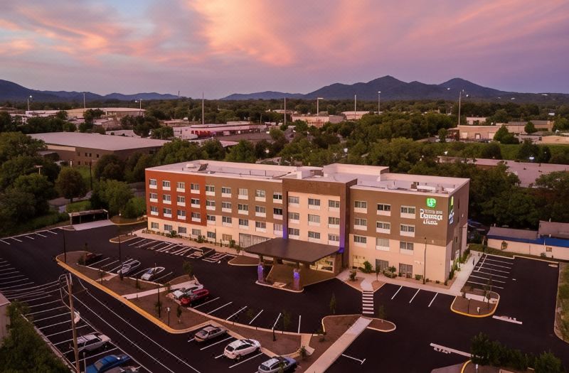 Holiday Inn Express & Suites Roanoke – Civic Center by IHG
