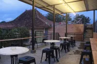 Bu Sepuh GuestHouse Các khách sạn ở Cigandamekar