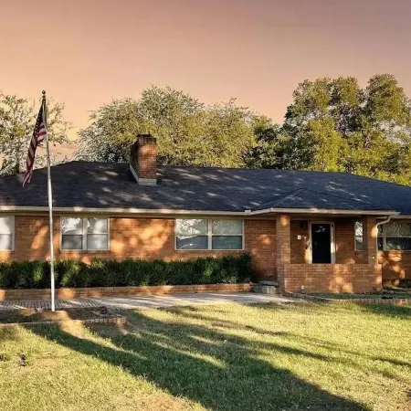 15 minutes to the airport. A peaceful nest in the middle of the city.