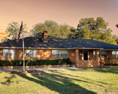 15 minutes to the airport. A peaceful nest in the middle of the city. Hotel di Owasso