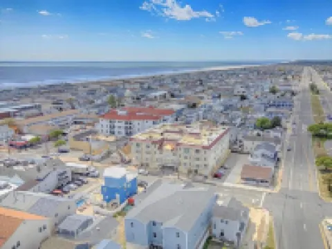 Seaside Townhouse, 4BD, 4 Bath, Rooftop deck with ocean/bay views, walk to beach