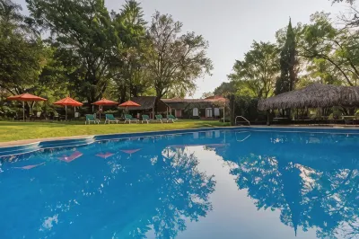 Hotel Racquet Cuernavaca Отели в г. 