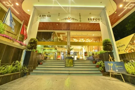 Sepoy Grande by Yuvraj Group of Hotels Отели рядом с достопримечательностью «Trinesvaraswamy Temple»