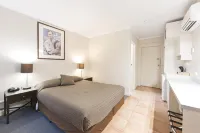 Forrest Hotel & Apartments Hotels near John Dunmore Lang Place