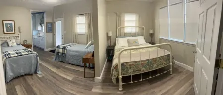 Walk to Uptown Shelby!  Earl Scruggs Center and Don Gibson Theatre! Lovely!