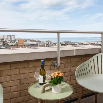 Q Square by Supercity Aparthotels Отели рядом с достопримечательностью «Культурно-развлекательный центр Komedia»