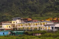 Zostel Plus Rishikesh, Mohanchatti Hotels near Gateway camp