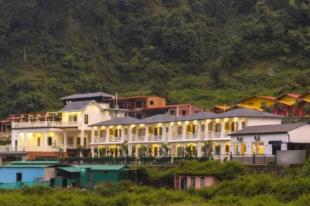 Zostel Plus Rishikesh, Mohanchatti Отели рядом с достопримечательностью «Star Trekk Adventure Beach Camp Side»