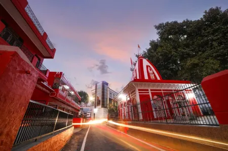 Hotel Trimurti Отели рядом с достопримечательностью «Piran Kaliyar Sharif»