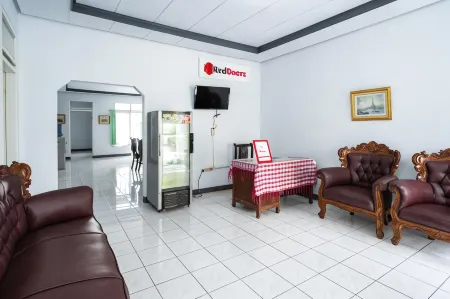 RedDoorz Syariah Near Rsud Cimacan