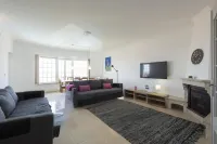 Ocean Apartment by Acasadascasas