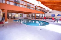 Days Inn & Suites by Wyndham Wisconsin Dells - Kolam Renang