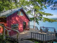Salish Sunset Cabin/Oceanfront in Private Forest Hotel dekat Swartz Bay Terminal
