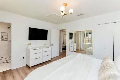 Pool Paradise in P'Cola - Stylish, Dog-Friendly Home Close to Shopping & Beach! Отели рядом с достопримечательностью «Суперцентр Уолмарт»