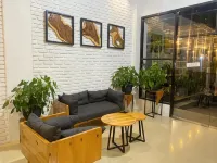 Urbanview Hotel Medio Inn Palu by RedDoorz Hotel di Mantikulore