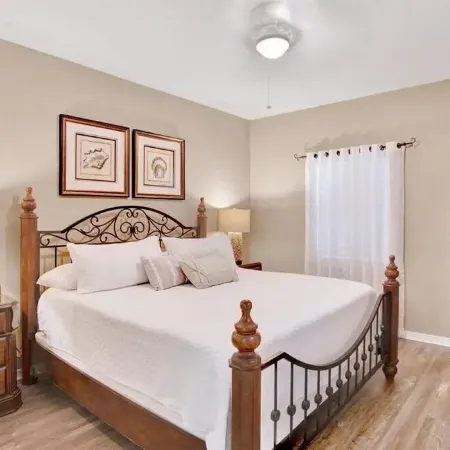 Spacious Condo by the Beach! Beautiful Lagoon Views and Close to Restaurants!