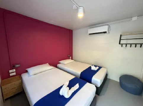 スランバーパーティーピピ Island Divers周辺のホテル