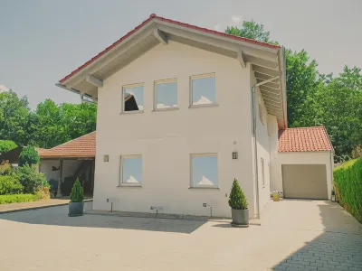 Dorfschänke Deggendorf Hotel & Apartmenthaus Hotels near Evangelisch-Lutherische Aufstehungskirche