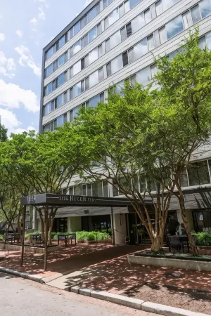 The River Inn Отели рядом с достопримечательностью «Georgetown Station Post Office»