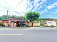 Hotel Family Syariah 1 Hotels in Kretek