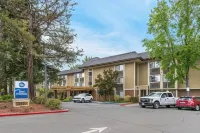 Best Western John Muir Inn - Parkplatz