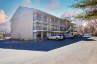 APM Inn and Suites - Parking
