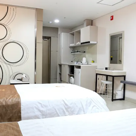 Yeosu Yong Beach Tourist Hostel Отели рядом с достопримечательностью «Храм Чхунминса»