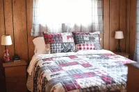 Quiet waterfront cabin near Tomahawk & Minocqua, Pet friendly - Hytter