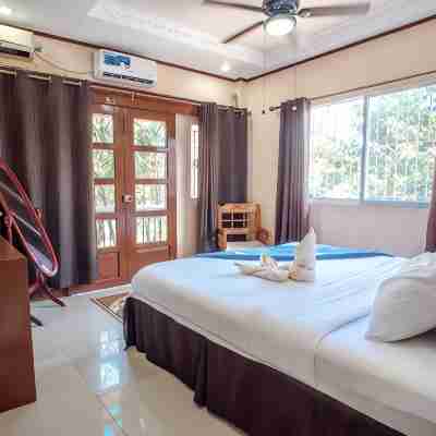 Spacious 5-bedroom Panglao Home with FREE transfers, Infinity Pool, WiFi, & A/C Rooms
