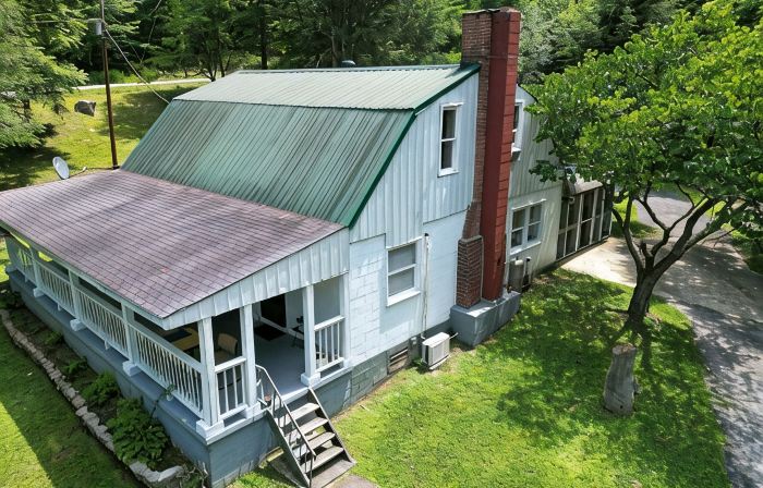 Charming 3-bedroom farmhouse with Hot Tub, WiFi and Fire Pit. Close to RRG