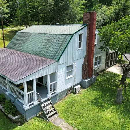 Charming 3-bedroom farmhouse with Hot Tub, WiFi and Fire Pit. Close to RRG