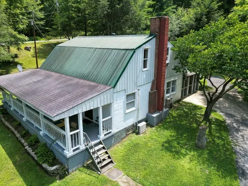 Charming 3-bedroom farmhouse with Hot Tub, WiFi and Fire Pit. Close to RRG