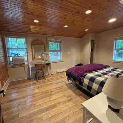 Waterfront Charming Muskoka Cottage Rooms
