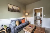 Charming 2-Bedroom House in Uptown Butte